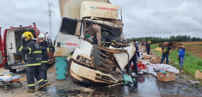 Sorriso: veículos de carga se chocam na BR-163 e motorista fica preso às ferragens