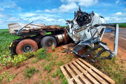 Motoristas morrem após carretas baterem de frente no interior