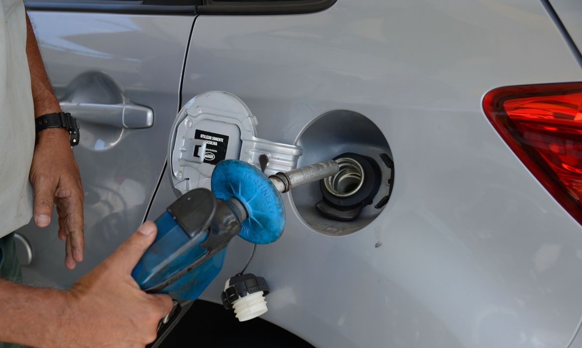 Preços de gasolina, diesel e gás aumentam hoje nas refinarias