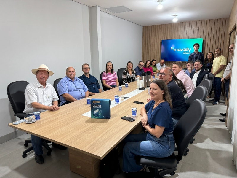 Prefeitura de Sinop recebe book da Lei Geral de Proteção de Dados para dar sequência ao projeto de adequação a LGPD