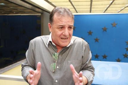 Crítico da vacina, deputado de MT é internado com covid