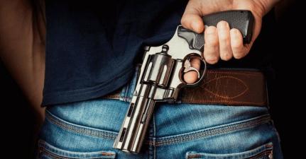 Homem é baleado pelo irmão após maltratar a mãe em casa