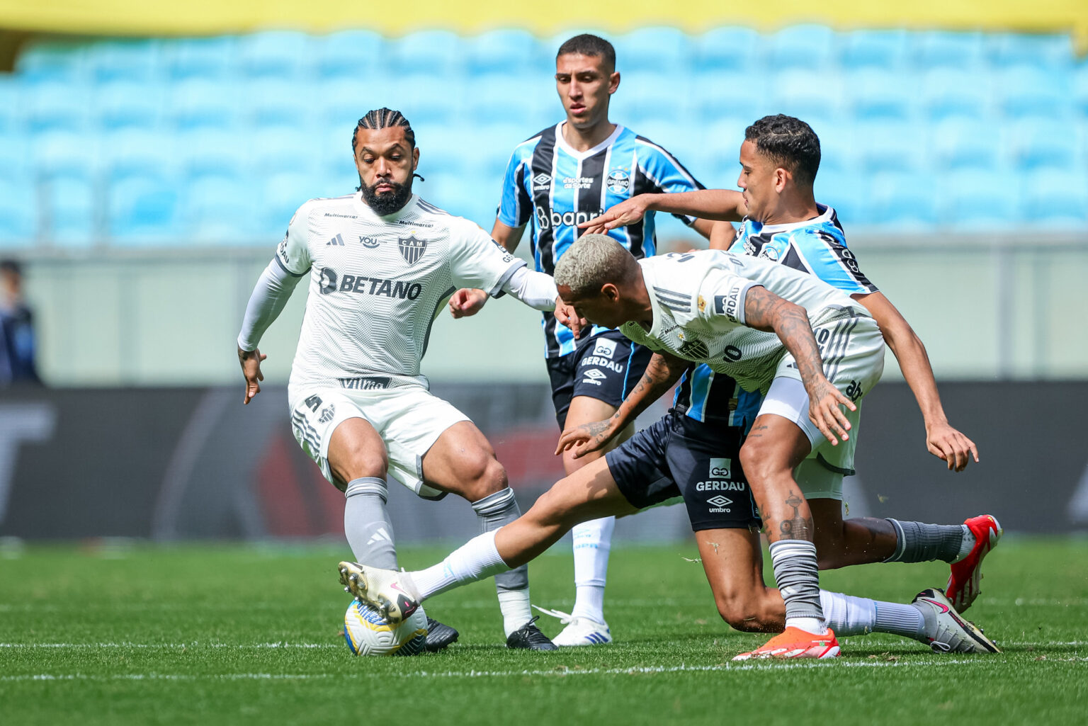 Grêmio retorna à Arena após enchentes e perde para Atlético-MG em jogo emocionante