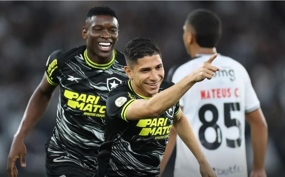 Bota supera o Vasco e amplia a vantagem na liderança do Brasileiro
