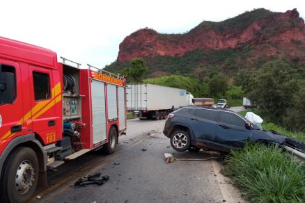 Acidente entre Jeep Compass e carreta deixa um morto em MT
