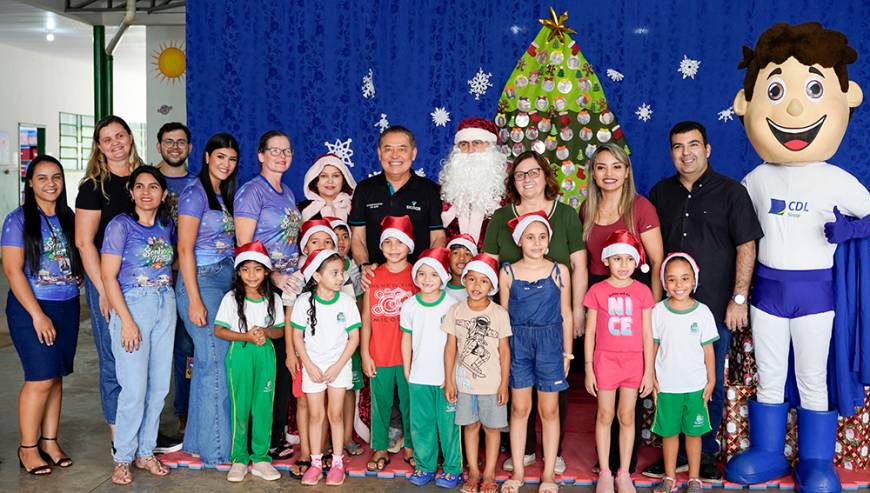 Papai Noel da CDL entrega brinquedos na EMEI Tatiane Belinky