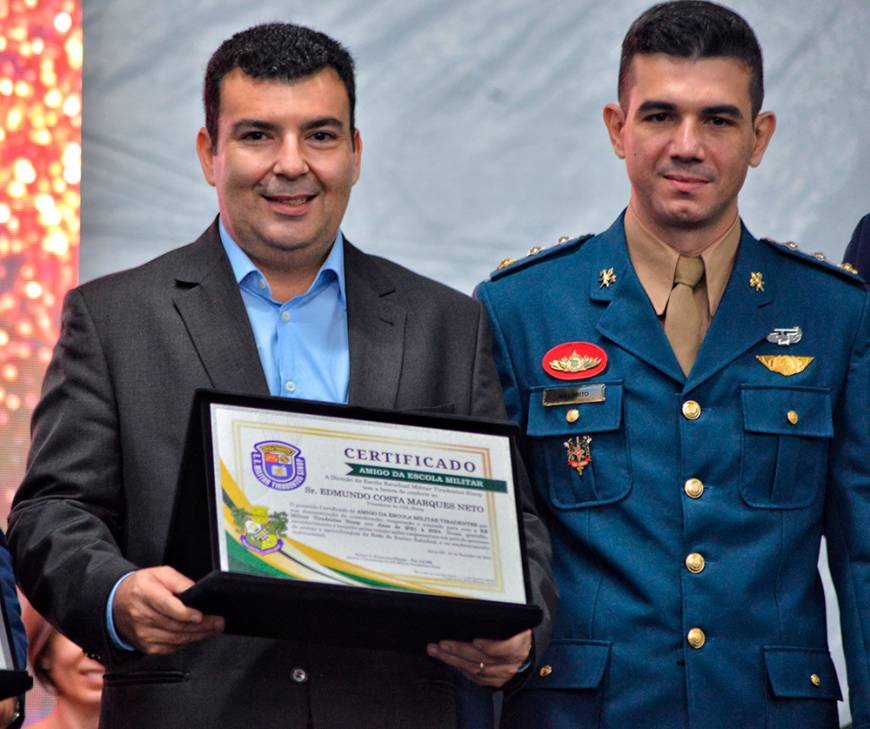 Escola Militar Homenageia Presidente da CDL com 2 títulos por Contribuição Educativa