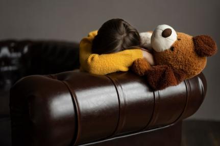 Polícia prende mãe que favorecia abusos de filhos menores de 6 e 9 anos