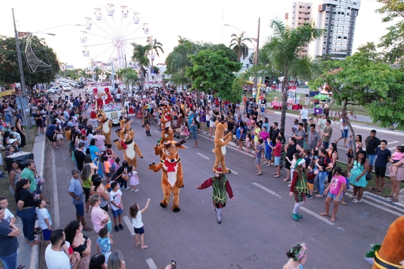 Parada de Natal retorna neste sábado (14) com casal Noel e personagens infantis