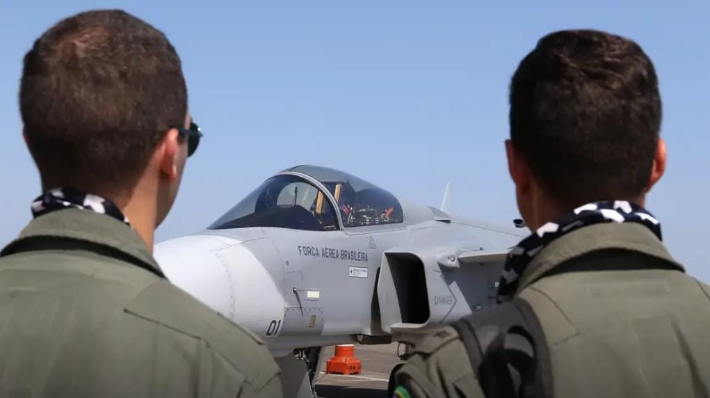 Caça adquirido pelo Brasil surpreende F-15 dos EUA em combate simulado