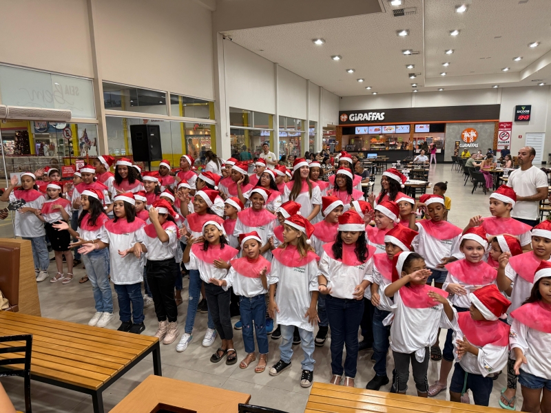 Cantata de natal das crianças dos CRAS emociona população em praça de alimentação