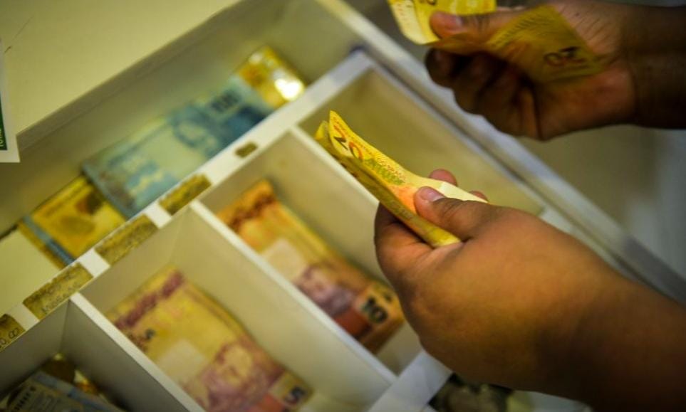 Lula assina decreto que eleva salário mínimo para R$ 1.518