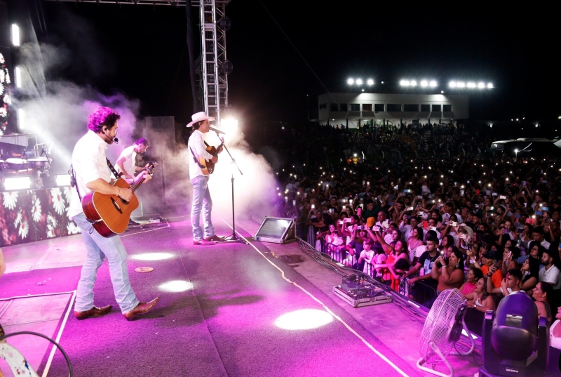 Show de Jads e Jadson atrai multidão no Revellion da Prefeitura de Sinop
