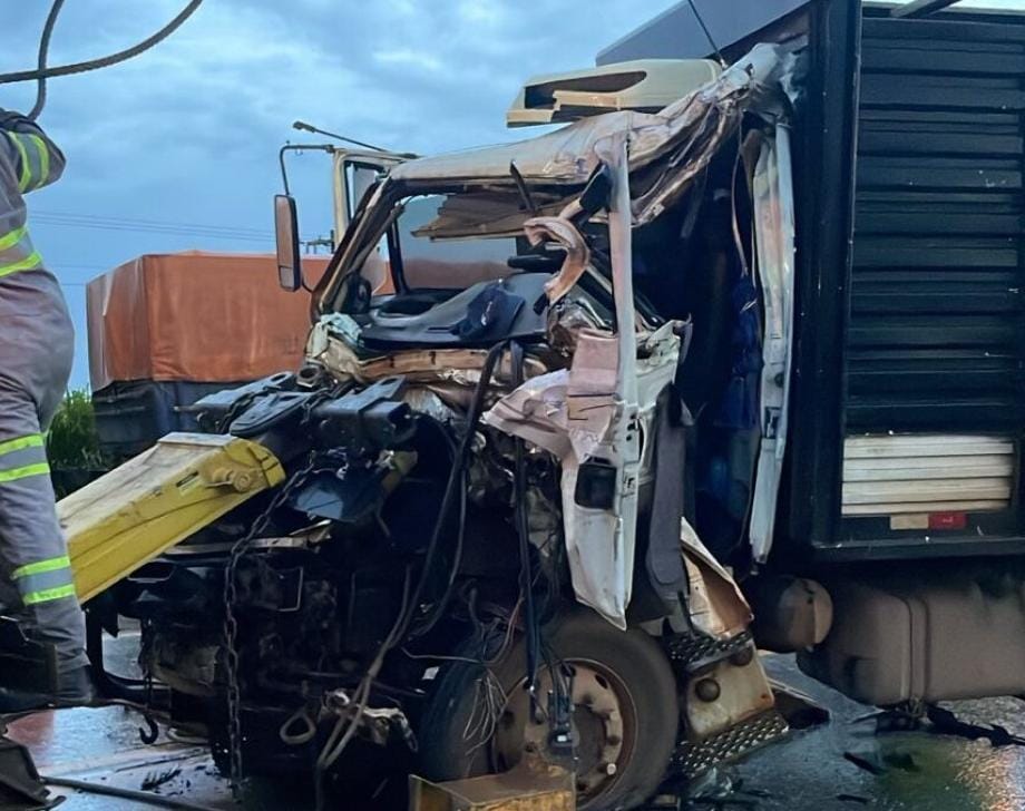 Acidentena na BR 163 no final da tarde de ontem Com carreta e caminhão deixa um morto entre Sinop e  Sorriso 