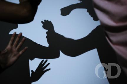Mulher luta com agressor e foge de estupro 