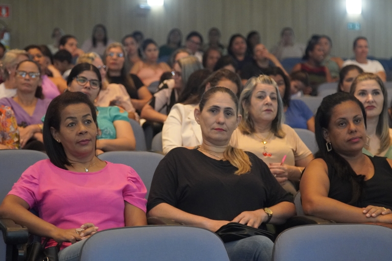 Merendeiras recebem orientações e palestras para o início das atividades nas escolas