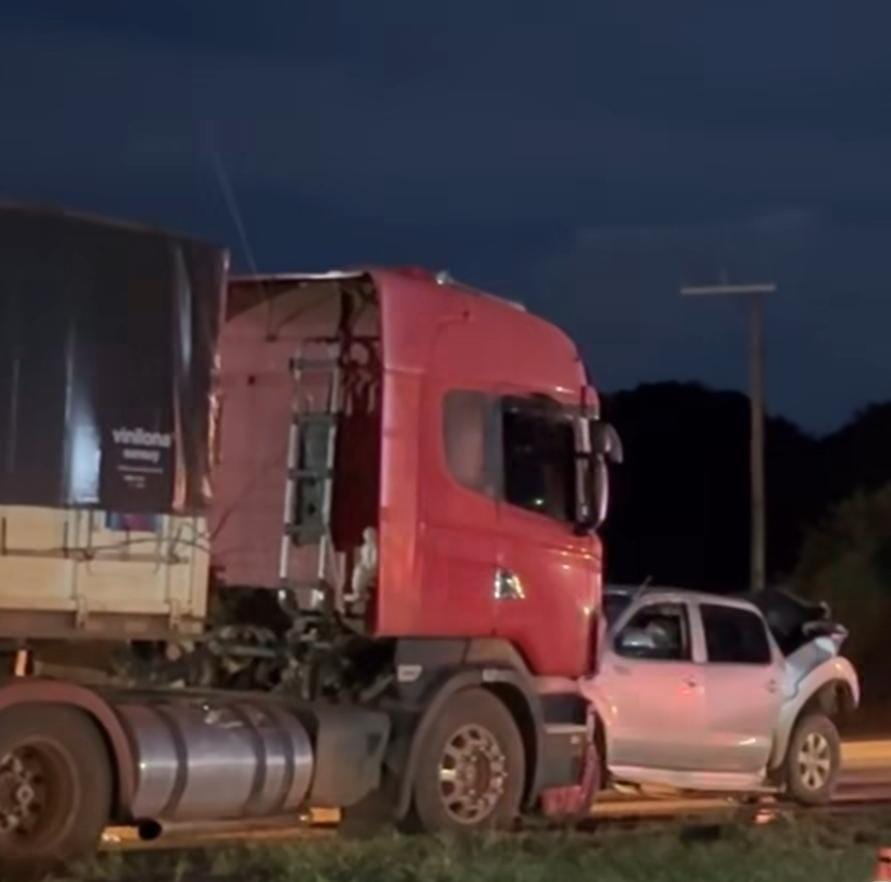 Sinop: Conduto de caminhonete morre em grave  acidente na MT-220 entre uma carreta e uma camionete Toyota Hilux