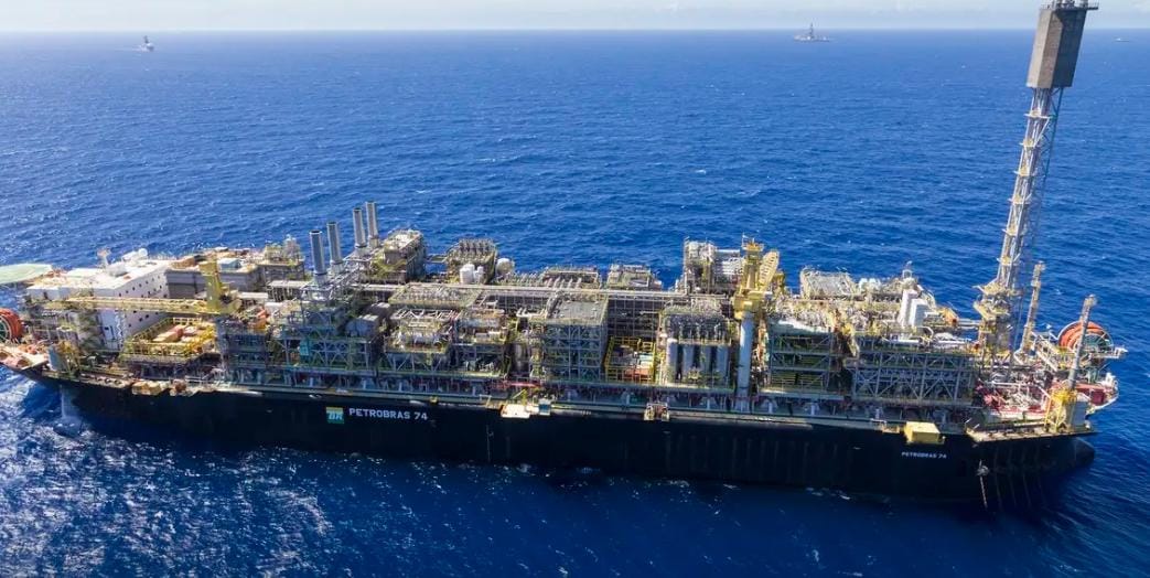 Petrobras descobre nova camada de óleo no pré-sal da Bacia de Santos