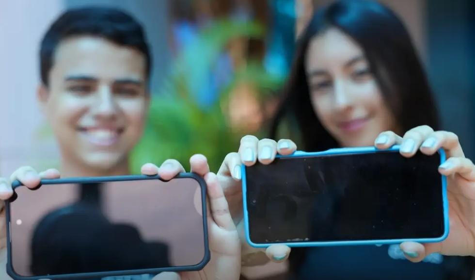 Proibição de celular na escola é bem-vinda, mas não é suficiente