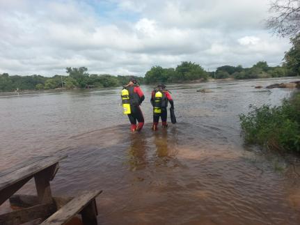 Pai e filho desaparecem após barco afundar equipes do Corpo de Bombeiros estão no local