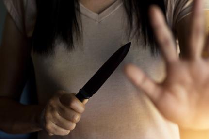 Após ser agredida com socos e chutes Mulher esfaqueia o namorado