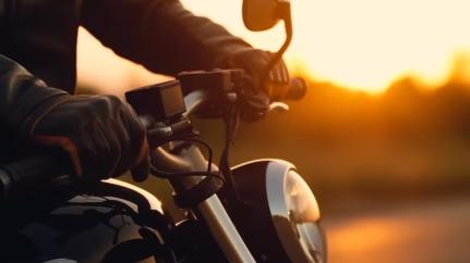 Homem está foragido por furtar moto em negociação e não pagar acompanhante de luxo