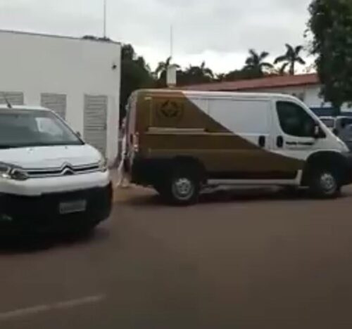Carros de funerárias formam fila para recolher corpos em UPA em MT vitimas da covid-19