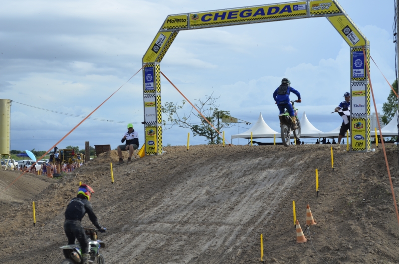Sinop sedia abertura do campeonato Mato-grossense de motocross e arrecada 1 tonelada de alimentos
