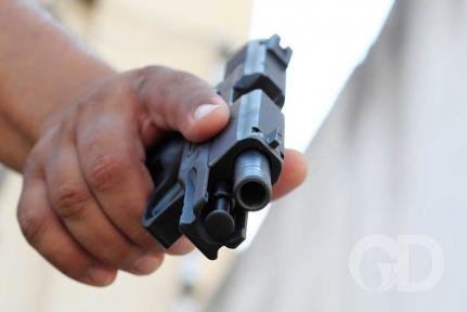 Homem quase é morto na porta de casa tiros foram de raspão