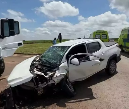 5 pessoas ficaram feridas na batida entre 2 carros e um caminhão em BR-163