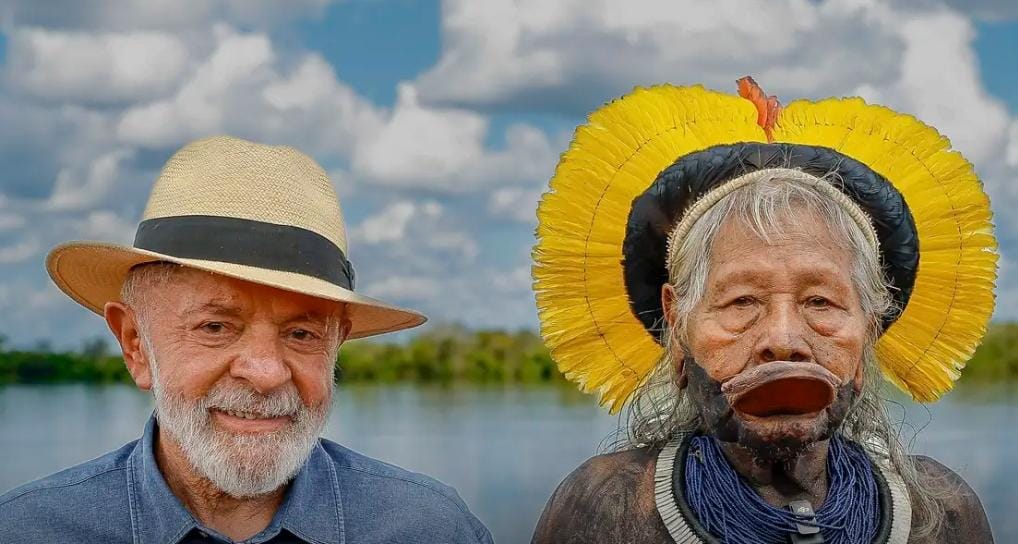 Raoni recebe medalha de Lula e alerta sobre exploração de petróleo