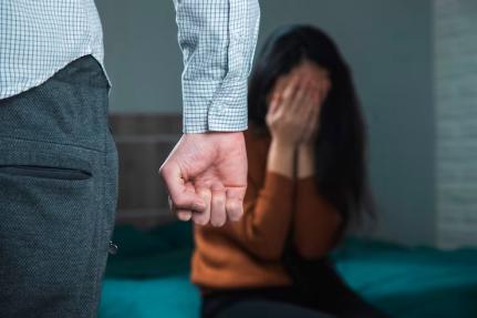 Agressor foge após espancar mãe e filho de 8 anos 