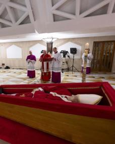 Vaticano divulga primeiras imagens do corpo de Papa Francisco no caixão