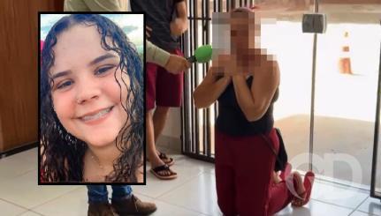 De joelhos, mãe de jovem que matou a namorada pede perdão à família dela