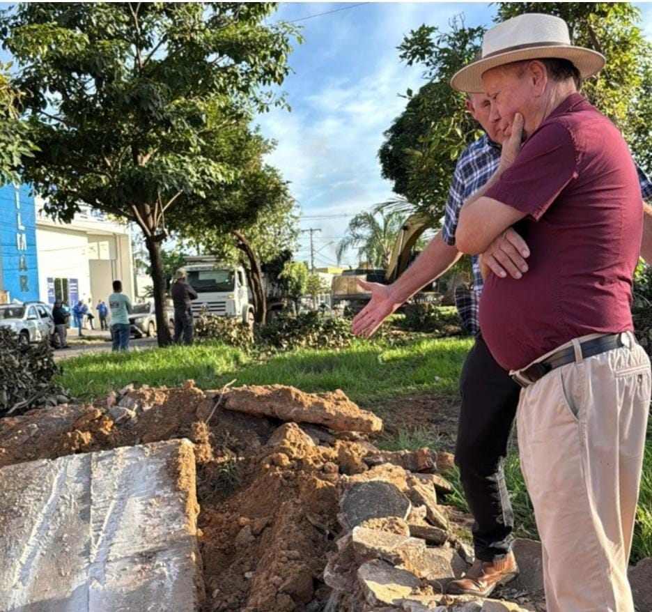 Prefeito vistoria obras de drenagem no Jardim Imperial