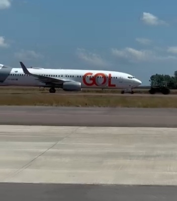 Avião da Gol é rebocado por trator após acessar área não homologada no aeroporto de Sinop