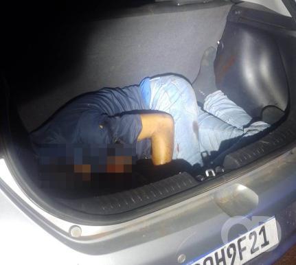 Corpo com marcas de tiros é encontrado dentro porta-malas 