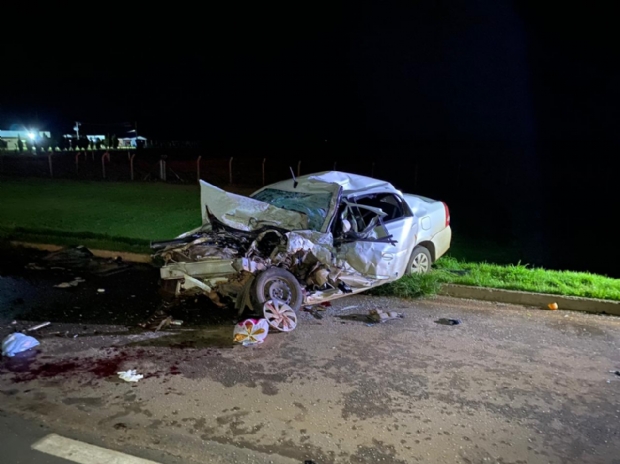 Carro bate de frente em carreta e motorista morre no local do acidente na BR-163;