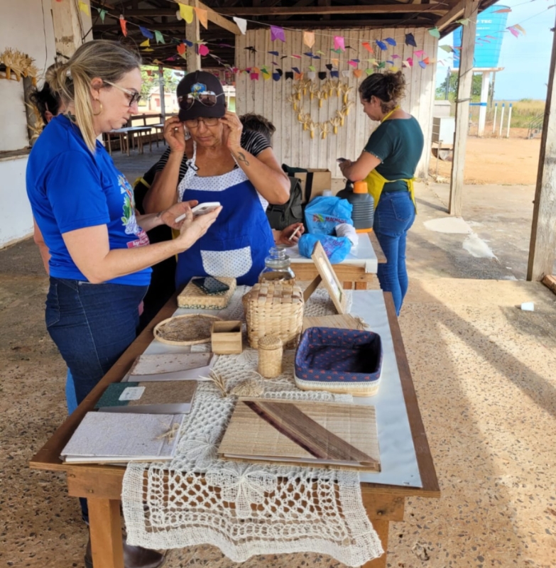 Mulheres do Campo: Moradoras da Gleba Mercedes aprendem a trabalhar artesanato de fibra de bananeira