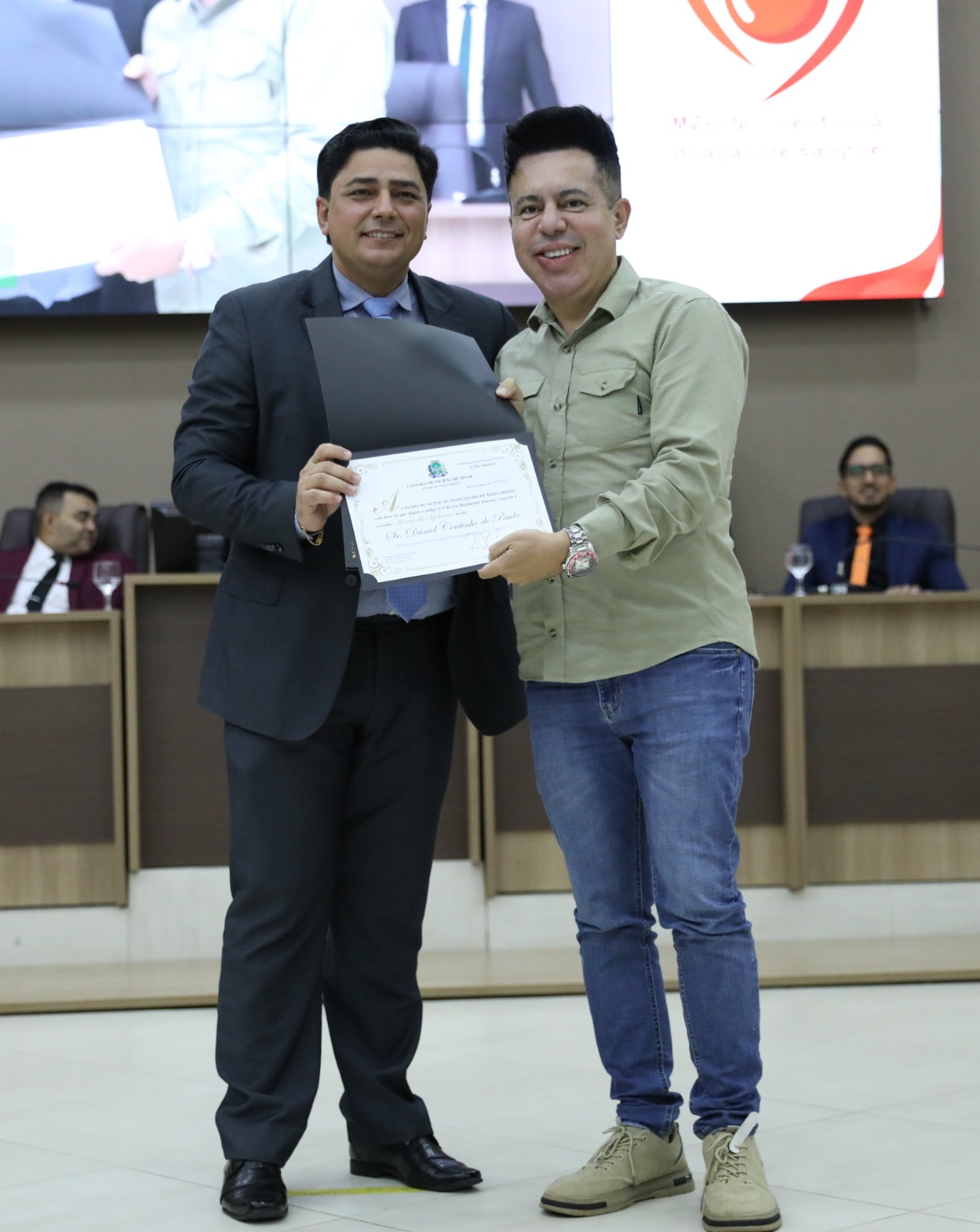 Vereador Célio Garcia homenageia personalidades que contribuem com o desenvolvimento de Sinop durante Sessão Solene