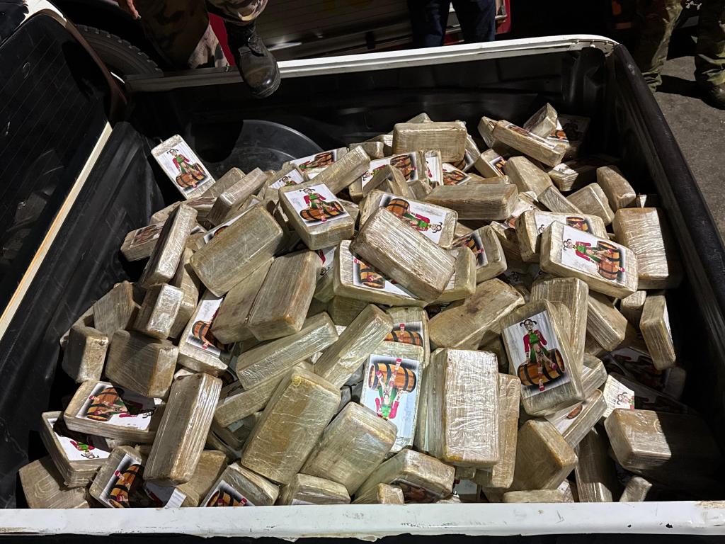 Forças de segurança apreendem 455 quilos de pasta base de cocaína e causam prejuízo de R$ 8,1 milhões às facções