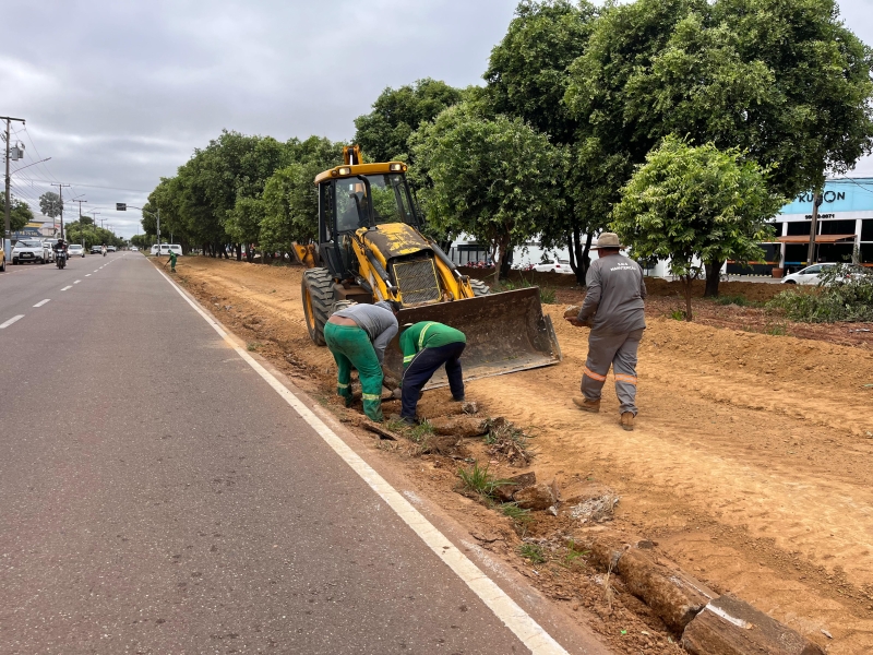 Prefeitura dá início à construção de estacionamento no canteiro central da Av. dos Tarumãs