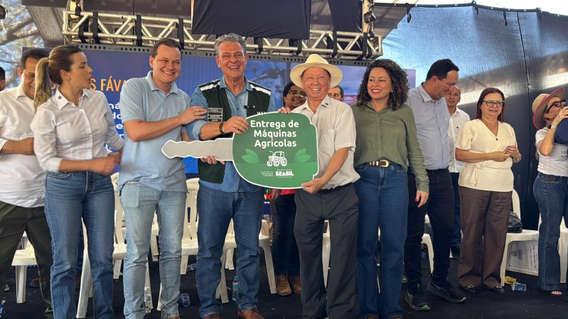 Prefeito recebe do Ministério da Agricultura veículos destinados a agricultura familiar