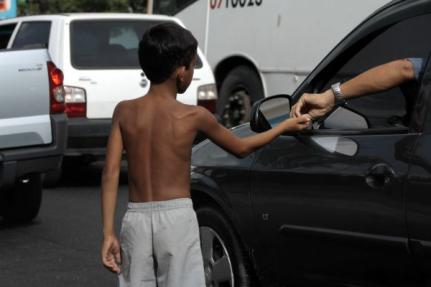 Pobreza multidimensional; 74% das crianças são privadas em alguma área essencial