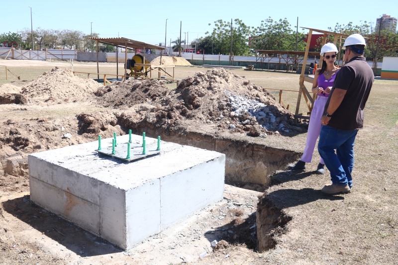 Obra da nova Prefeitura de Sinop avança  e chega a 8% de execução; secretária e engenheiro fiscalizam