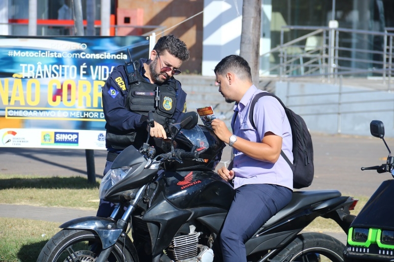 Trânsito realiza blitz educativa para motociclistas e entregadores de aplicativo em Sinop