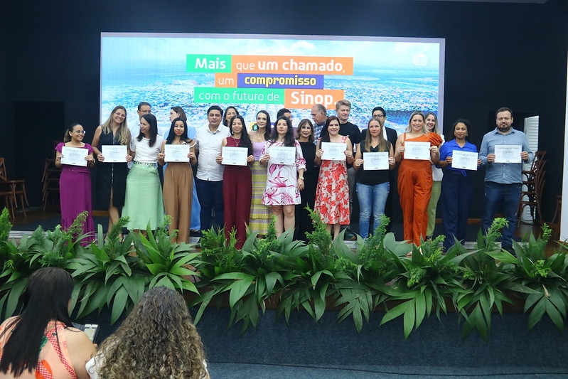 Prefeitura de Sinop certifica 282 profissionais da educação durante cerimônia de posse
