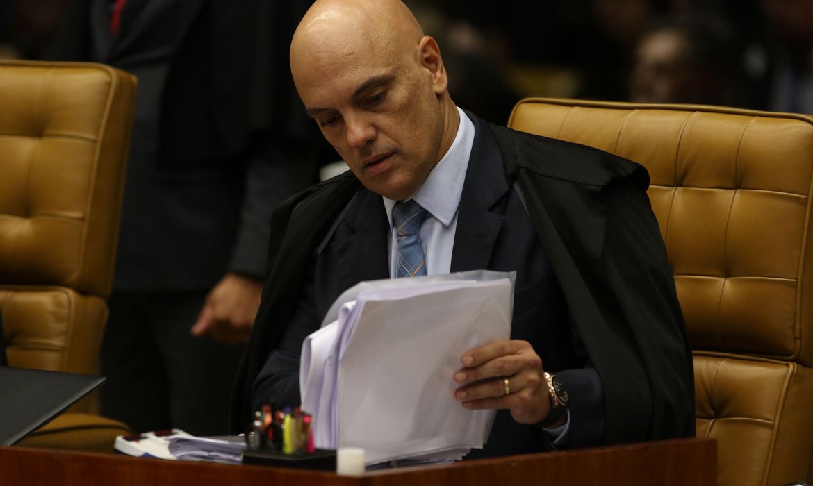 Moraes decide não prender Bolsonaro por descumprimento de cautelar