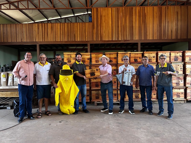 Prefeitura de Sinop entrega 250 kits a apicultores para fortalecer a produção local de mel