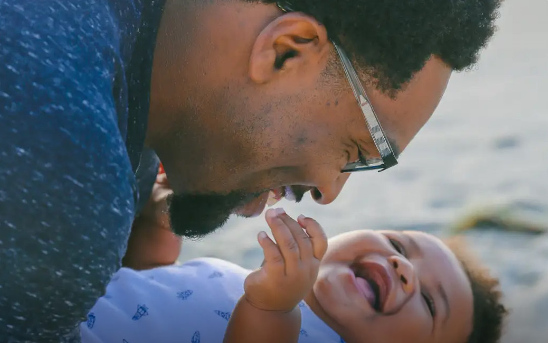 Aumento da licença-paternidade será tema no Congresso após recesso